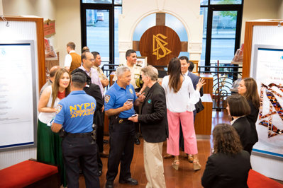 Visitas de la policía de Nueva York y líderes comunitarios a la Iglesia de Scientology de Harlem