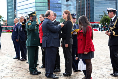 Sandra Poveda recibe la medalla nacional del Ministerio de Defensa de Colombia