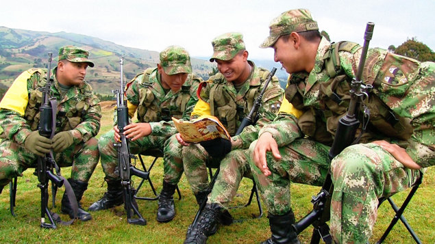 Los soldados del ejército colombiano leen de La Historia de los Derechos Humanos.